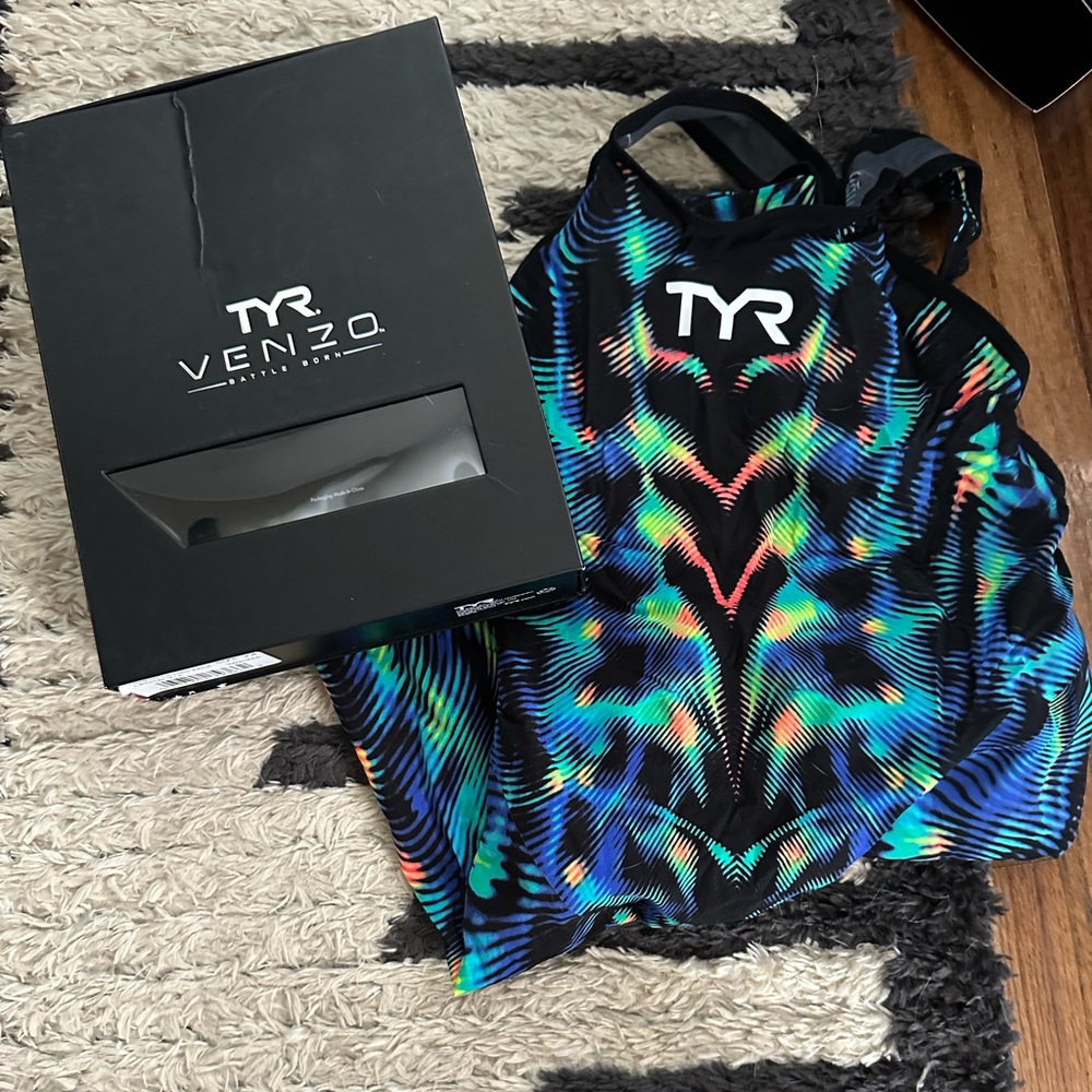 TYR fastskjn